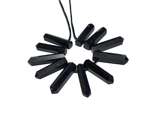 Turmalin Spitzen Anhänger mit Band im Kreis auf weißem Hintergrund