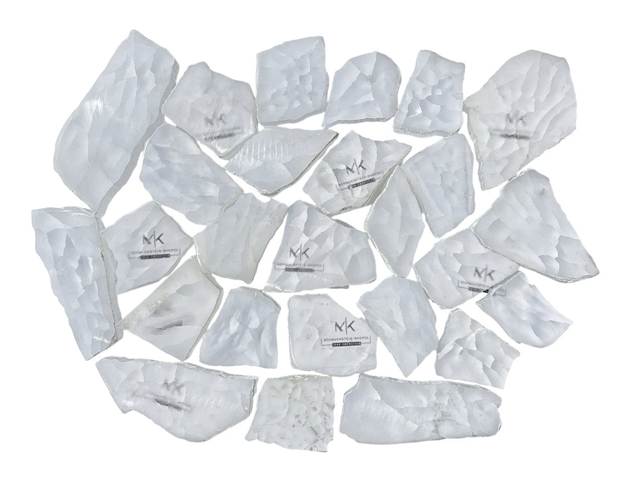 Ansicht von oben: Ulexit Kristalle mit sichtbaren Schriftzügen auf schwarzem Hintergrund