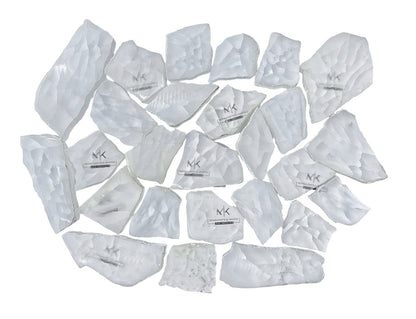 Ansicht von oben: Ulexit Kristalle mit sichtbaren Schriftzügen auf schwarzem Hintergrund