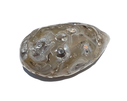 Seitenansicht: einzelner Wasserachat auf weißem Hintergrund