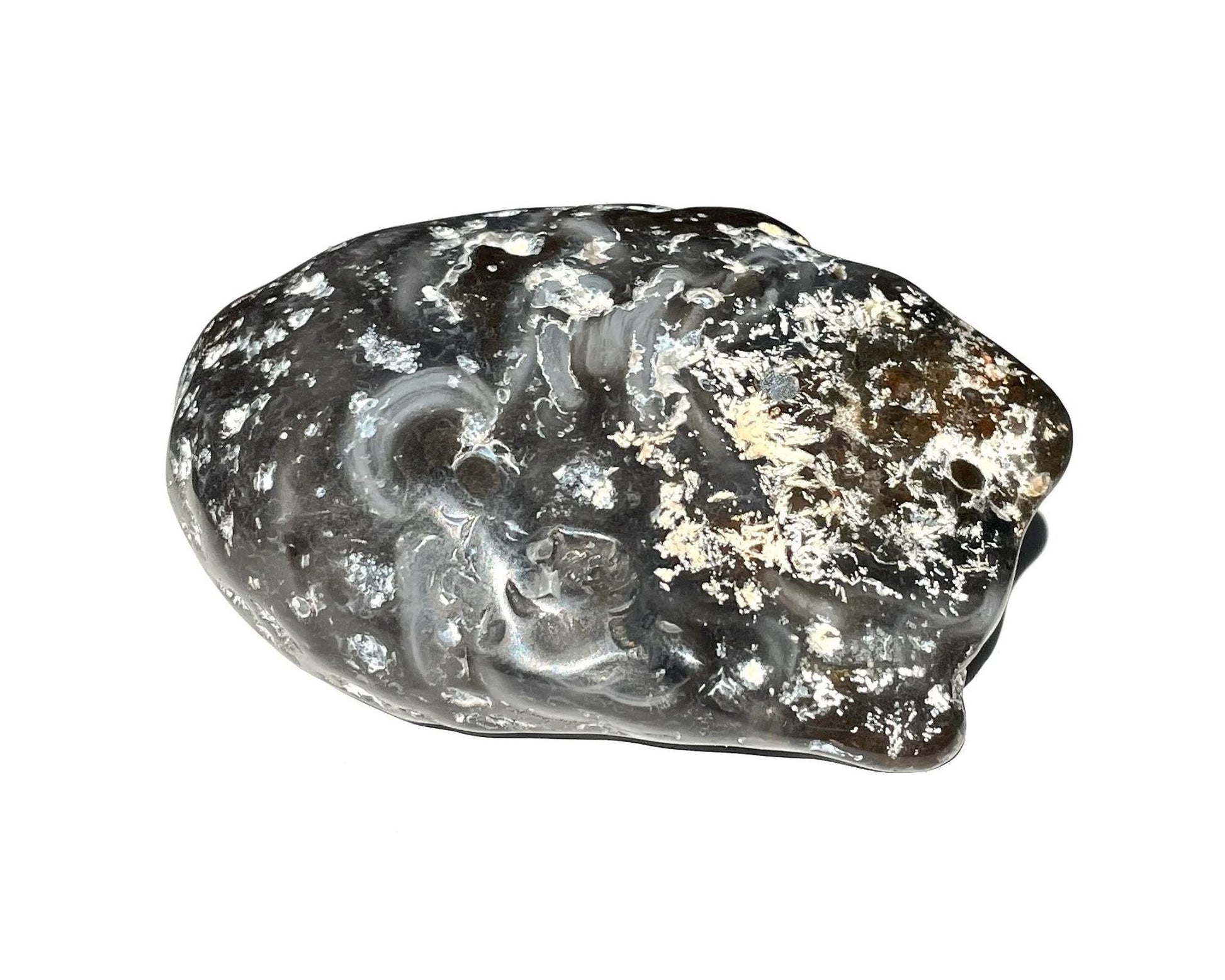 schwarzer Wasserachat mit Maserung auf weißem Hintergrund