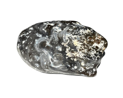 schwarzer Wasserachat mit Maserung auf weißem Hintergrund