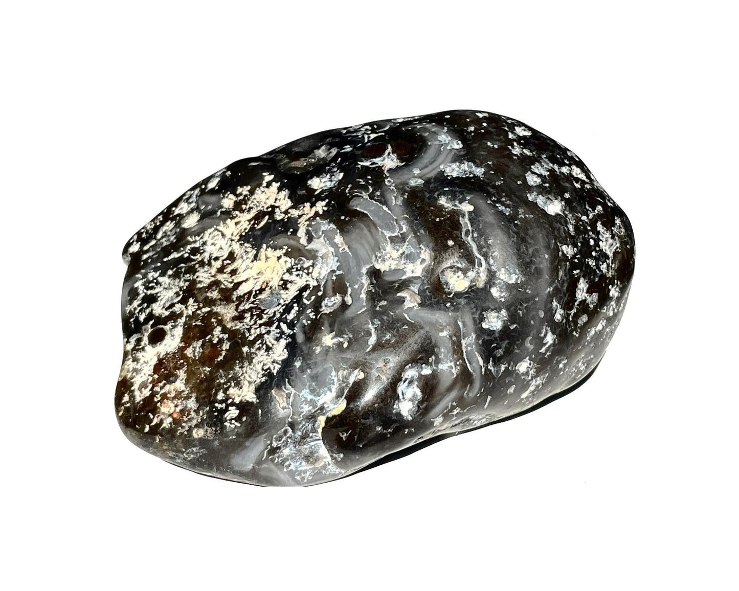 Seitenansicht: einzelner Wasserachat auf weißem Hintergrund