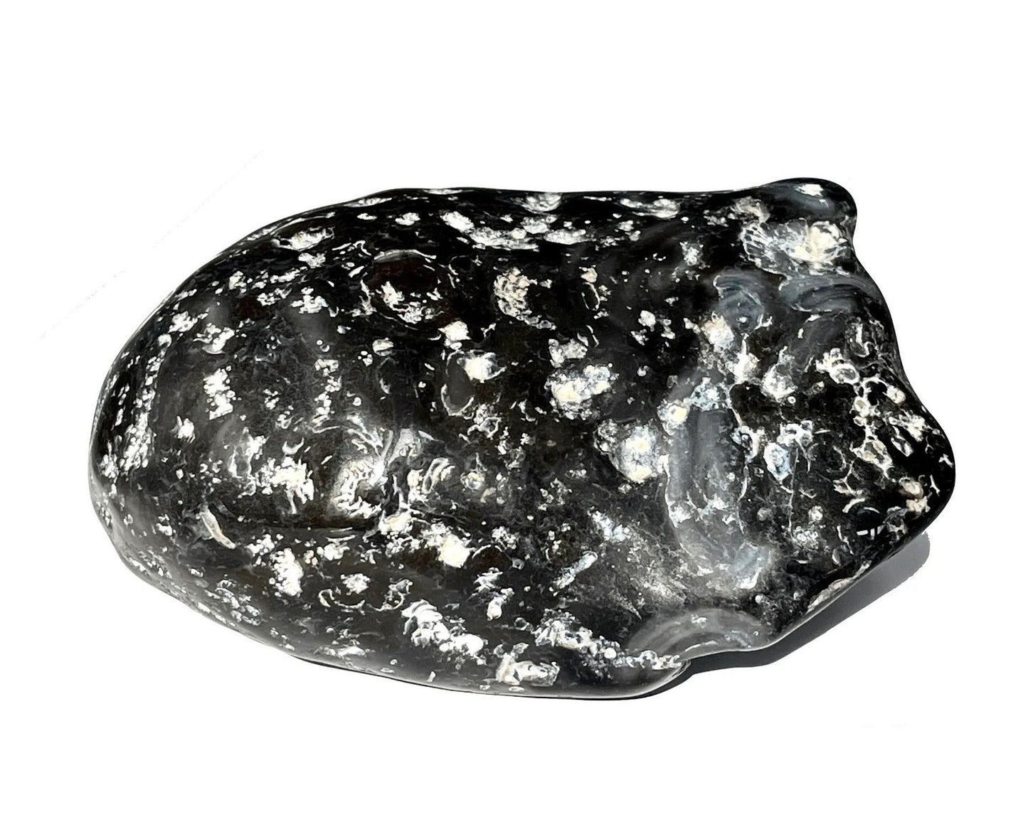 natürlicher Wasserachat mit Maserung auf weißem Hintergrund