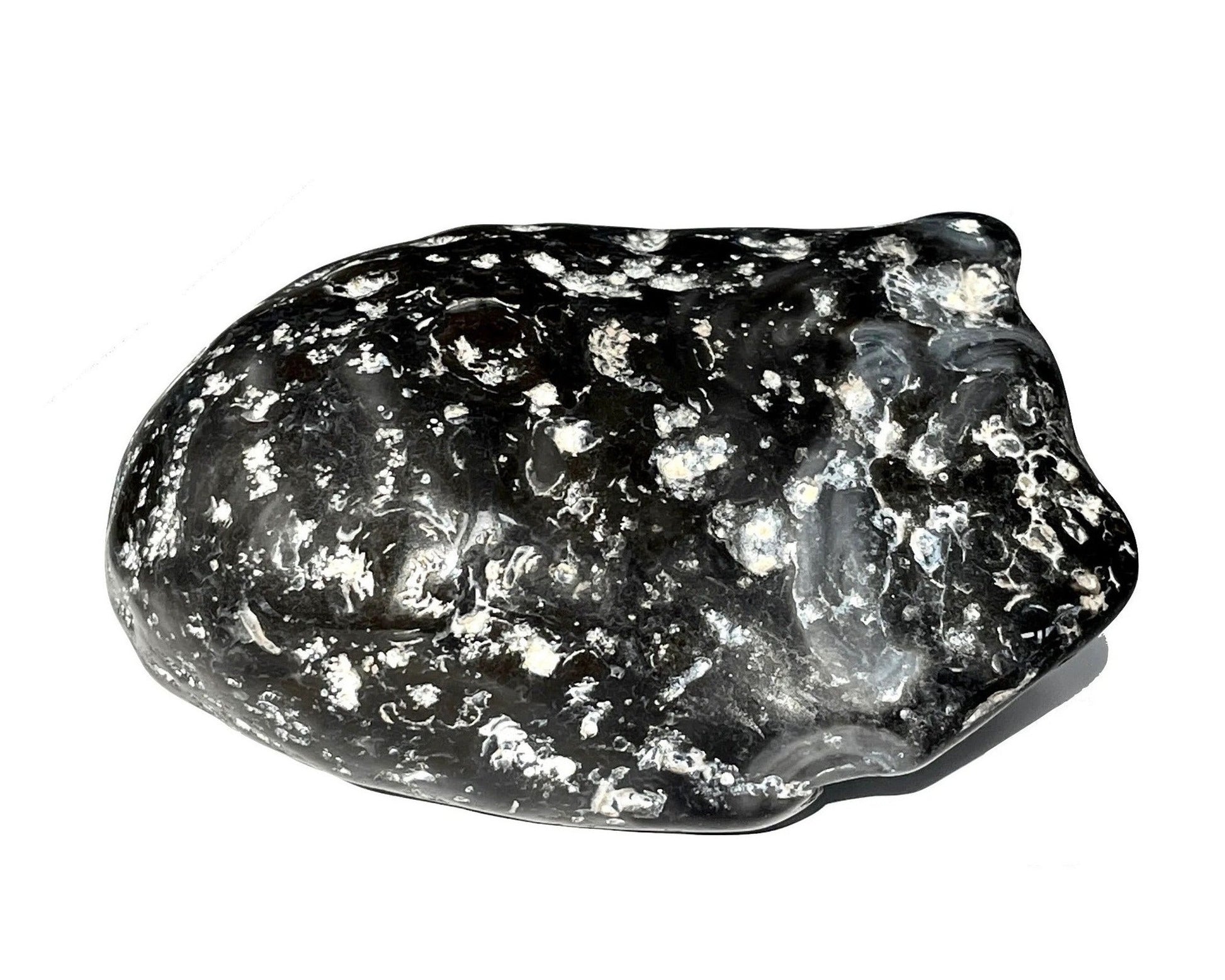 natürlicher Wasserachat mit Maserung auf weißem Hintergrund