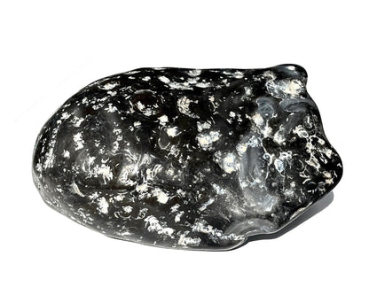 natürlicher Wasserachat mit Maserung auf weißem Hintergrund