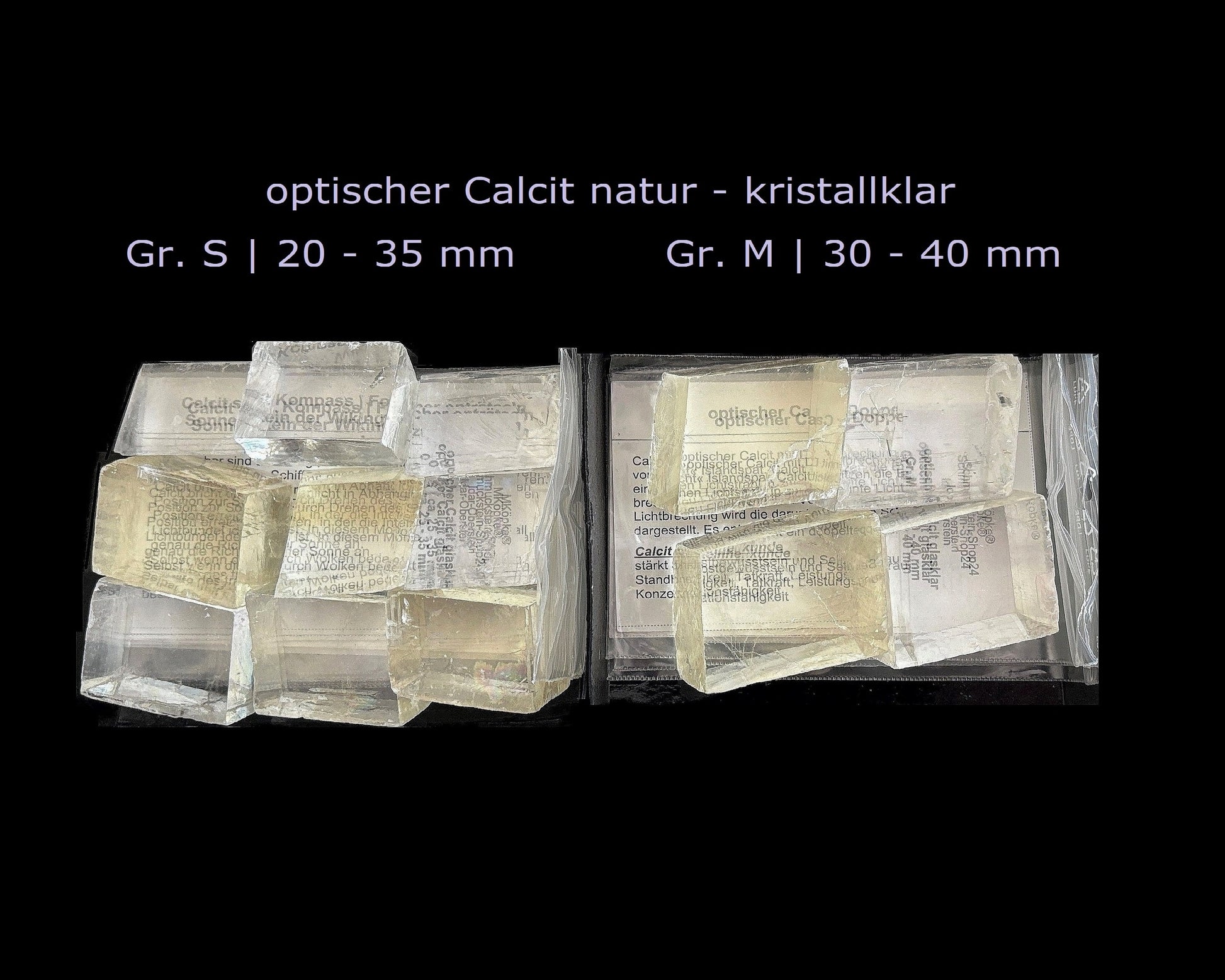 Ansicht von oben: Vielzahl an Calcit Kristallen (Doppelspat) mit sichtbarer doppelter Schrift im Größenvergleich