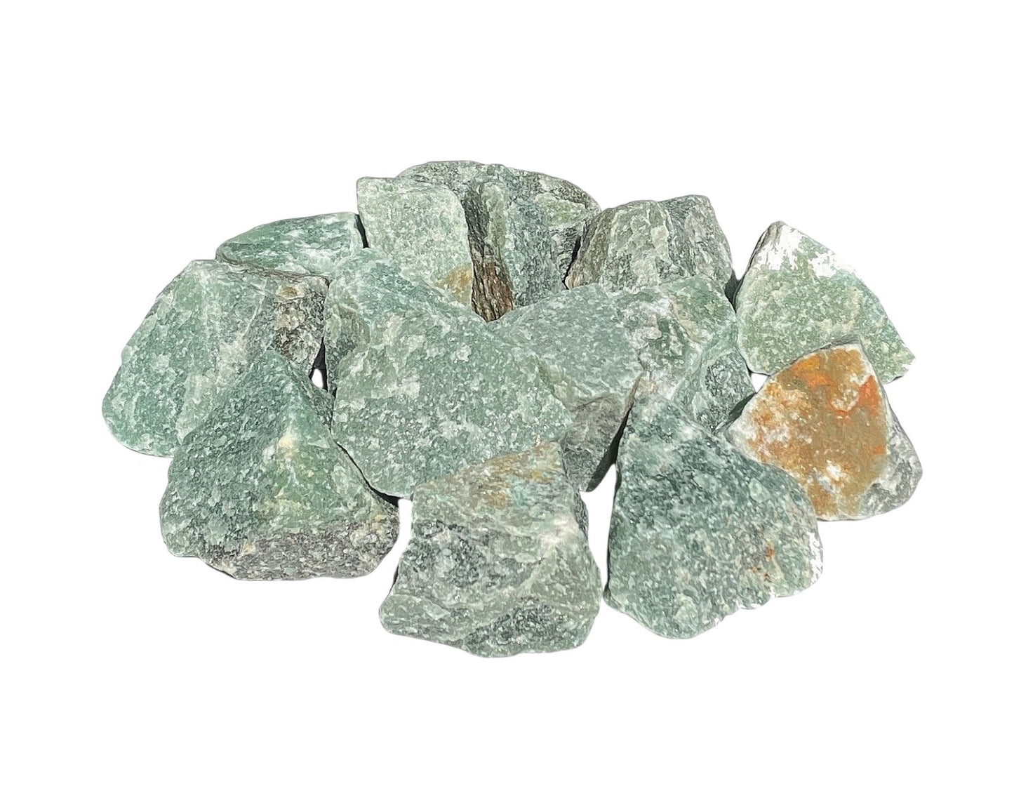 Aventurin grün Rohsteine auf weißem Hintergrund