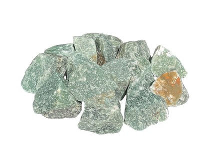 Aventurin grün Rohsteine auf weißem Hintergrund