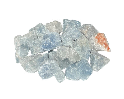 Sammlung von Calcit blau Rohsteinen auf weißem Hintergrund