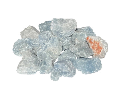 Calcit blau Rohsteine auf weißem Hintergrund