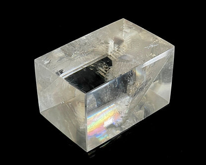 Ansicht links: Einzelner polierter Calcit Kristall auf schwarzem Hintergrund