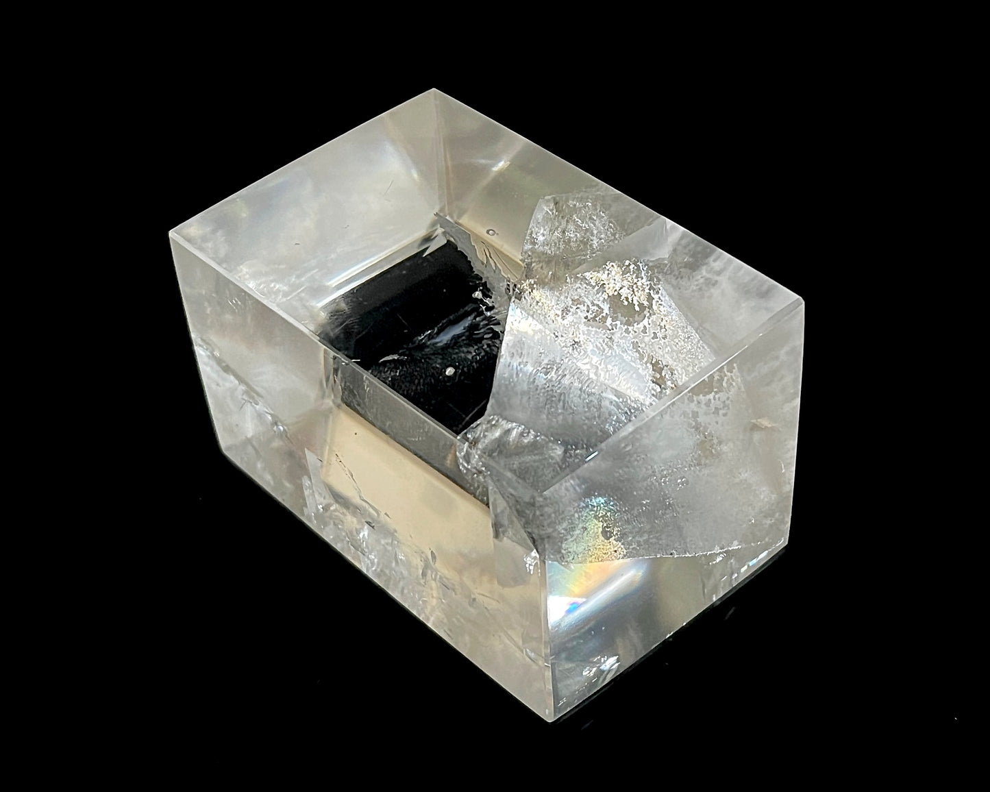 Ansicht rechts: Einzelner polierter Calcit Kristall auf schwarzem Hintergrund