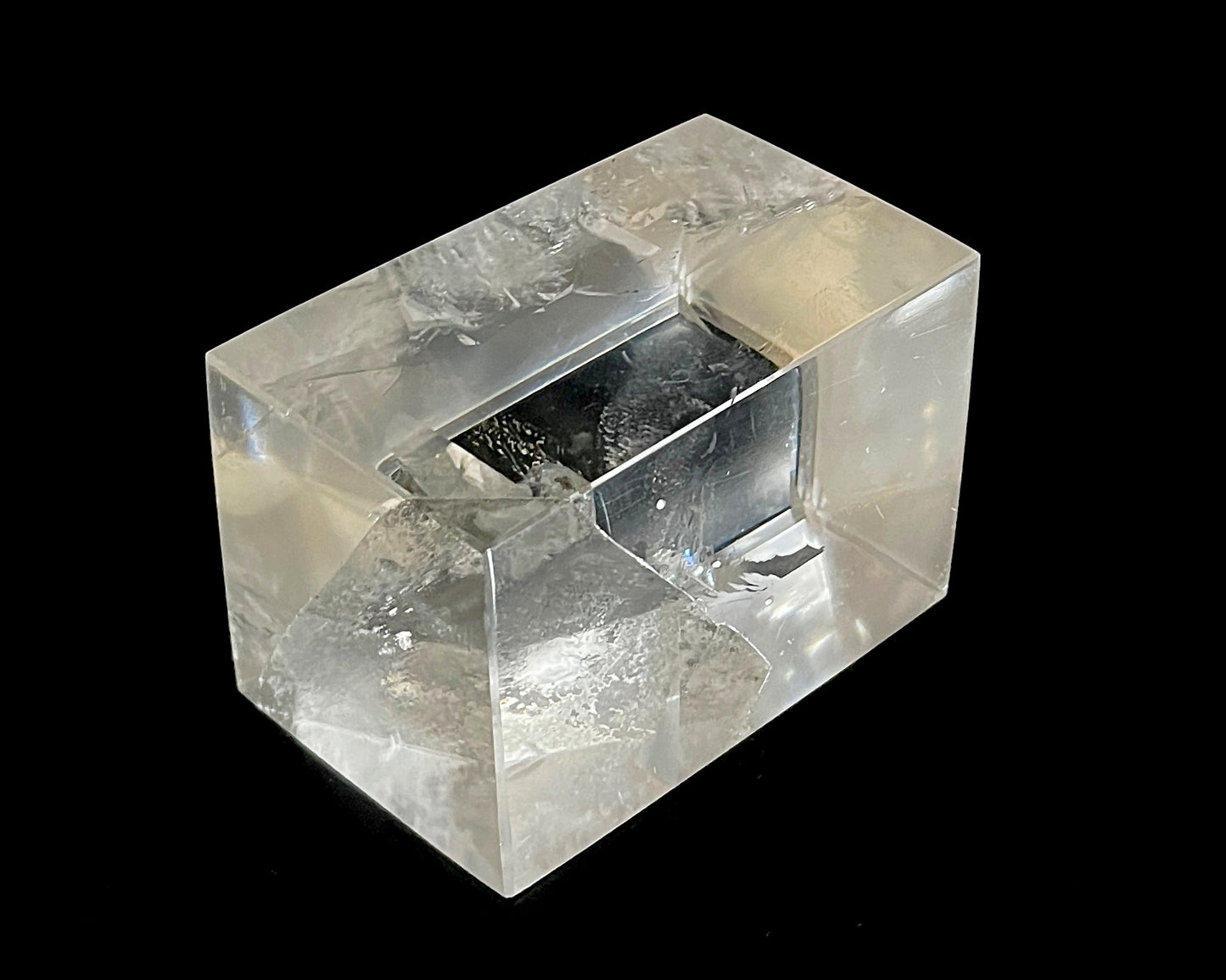 Seitenansicht links: Einzelner polierter Calcit Kristall auf schwarzem Hintergrund