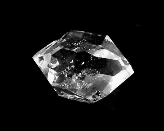 Vorderansicht eines Herkimer Kristalls auf schwarzem Hintergrund