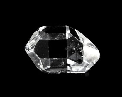 Vorderansicht eines Herkimer Kristalls auf schwarzem Hintergrund