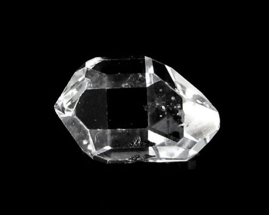 Vorderansicht eines Herkimer Kristalls auf schwarzem Hintergrund
