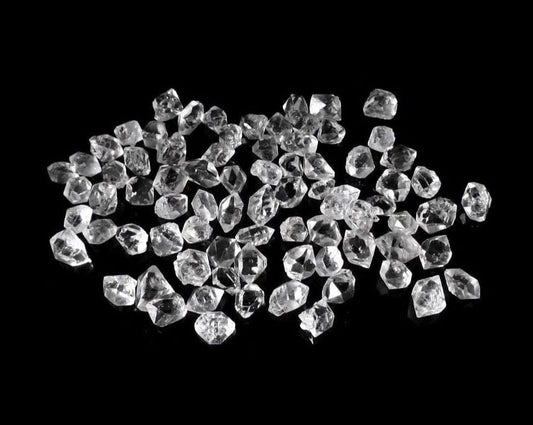 Vorderansicht: Viele kleine Herkimer Kristalle auf schwarzem Hintergrund