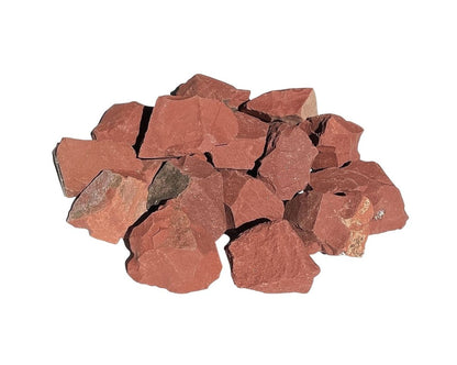 Jaspis rot Rohsteine auf weißem Hintergrund