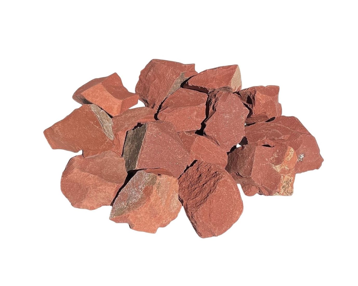 Sammlung von Jaspis rot Rohsteinen auf weißem Hintergrund