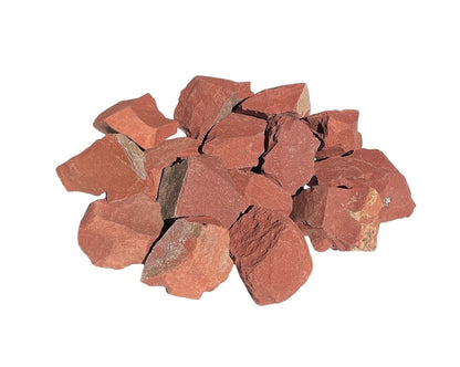 Sammlung von Jaspis rot Rohsteinen auf weißem Hintergrund