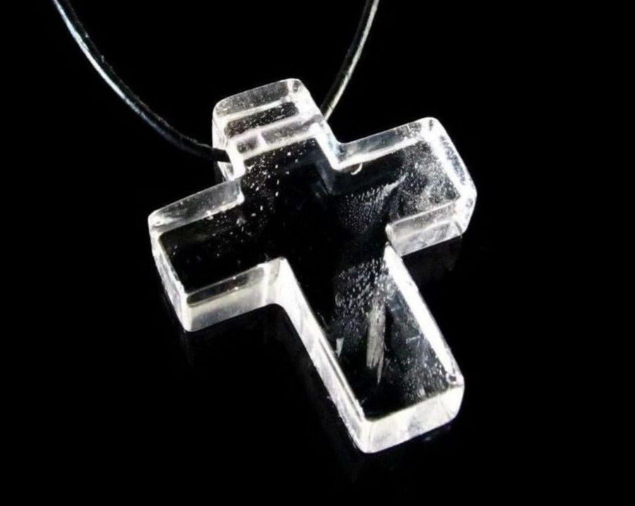 Bergkristall Kreuz Anhänger auf schwarzem Hintergrund