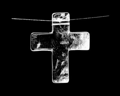 Bergkristall Anhänger als Kreuz auf schwarzem Hintergrund