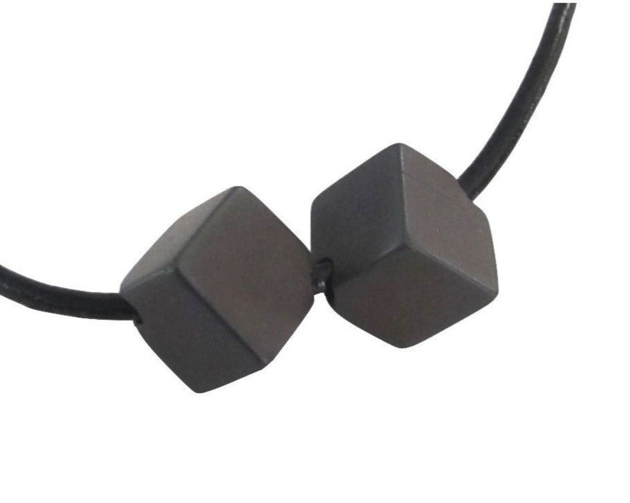 Magnetit Würfel Magneteisenstein Anhänger gebohrt Kette mit Lederband 