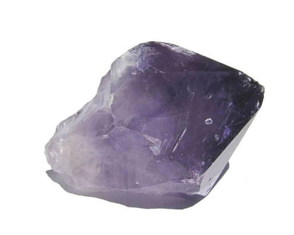 Edelstein Spitze Amethyst naturbelassen auf weißem Hintergrund