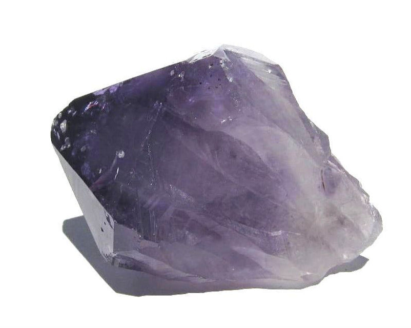Ansicht von der Seite: Amethyst naturbelassen auf weißem Hintergrund
