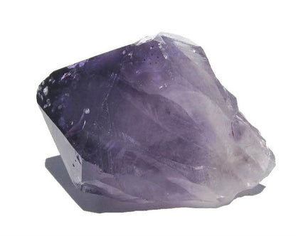 Ansicht von der Seite: Amethyst naturbelassen auf weißem Hintergrund