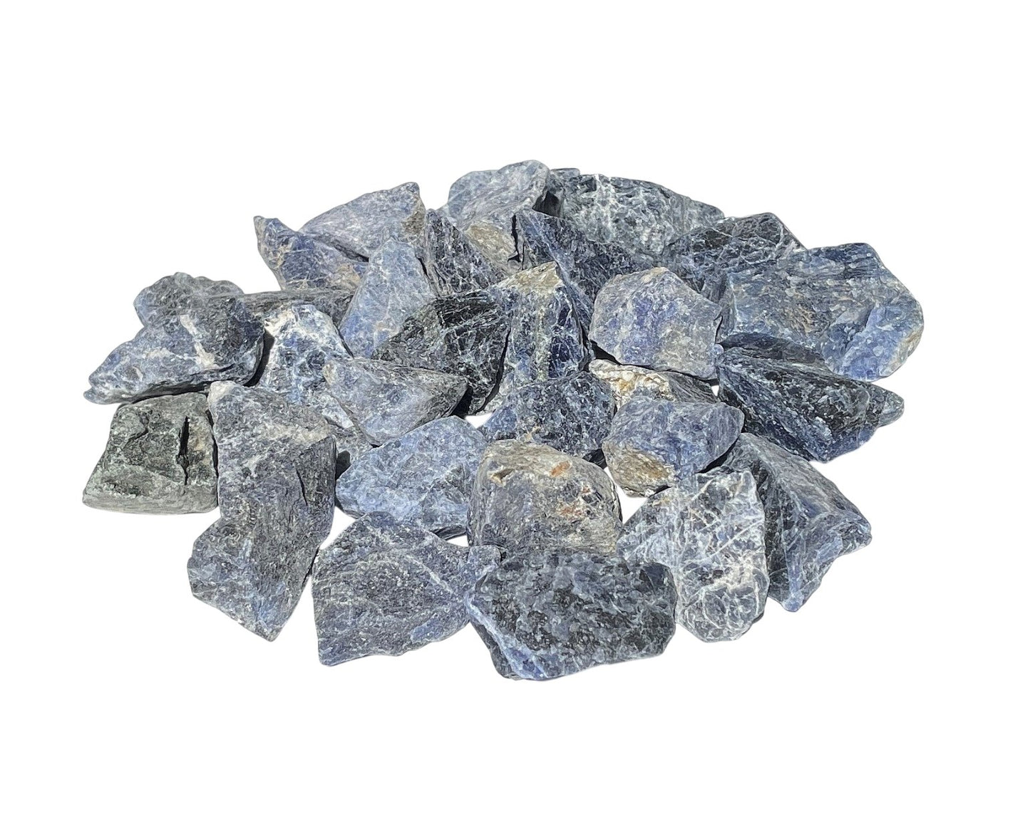 Sammlung von Sodalith Rohsteinen auf weißem Hintergrund