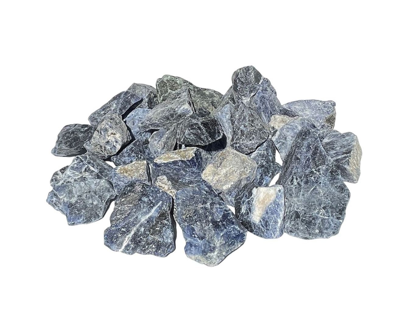 Ansicht von vorn: Sodalith Rohsteine auf weißem Hintergrund