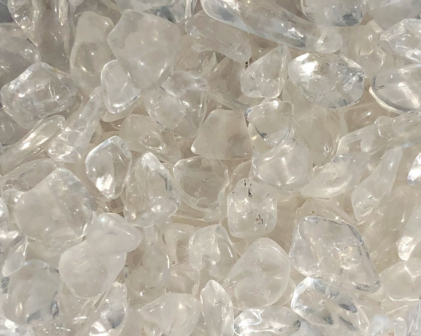 Bergkristall Trommelsteine im Dekoglas
